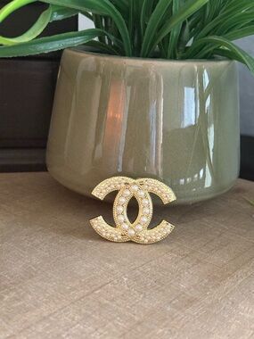 Gold Tone & Faux Pearl Double C Style Brooch – Classic Statement